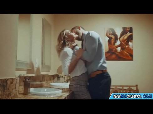 ❤️ När en bystig blondin förför dig på en offentlig toalett ❤️❌ Kvalitets sex at us ️❤